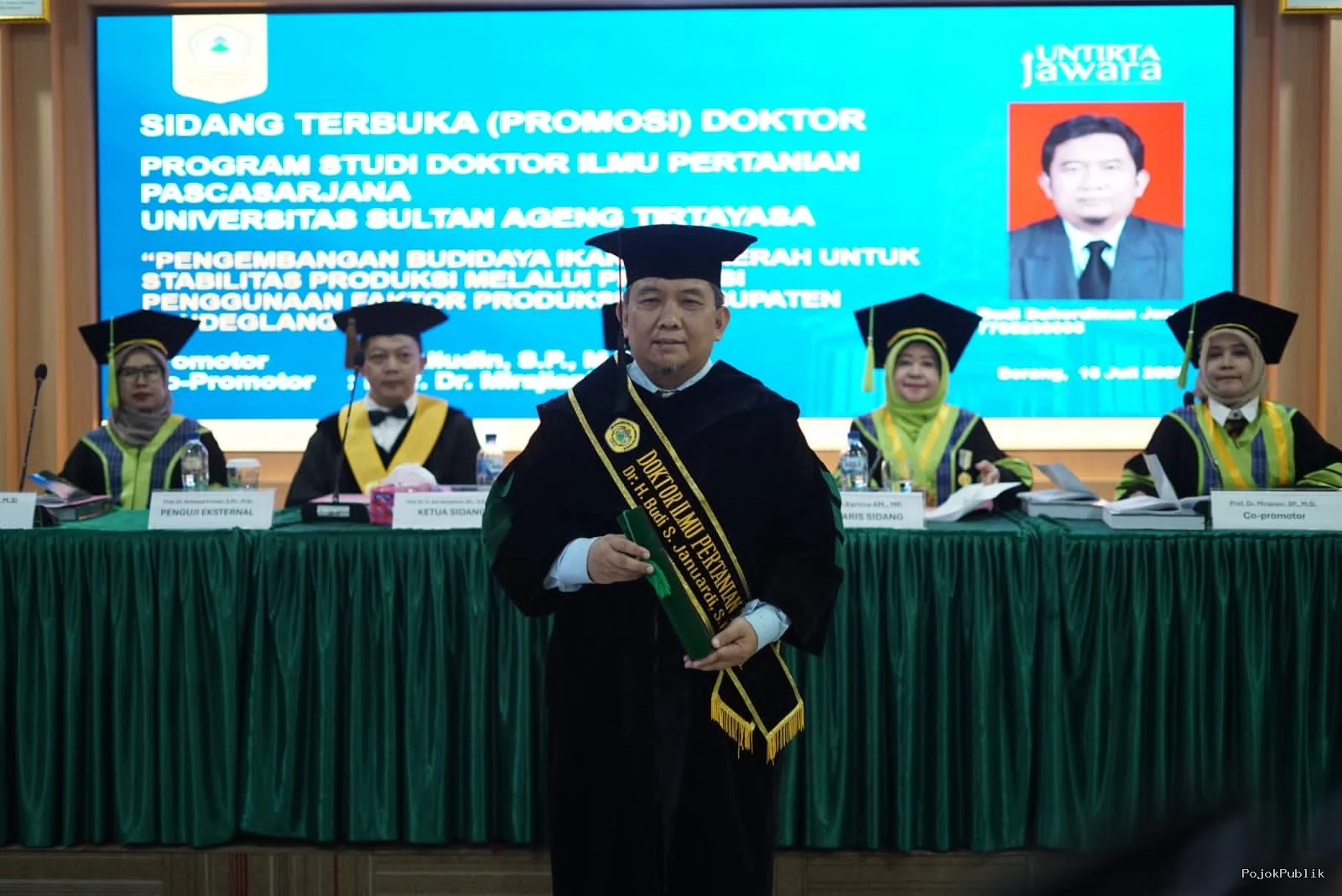 Birokrat Pembelajar, Kepala Disparbud Pandeglang Raih Gelar Doktor dengan Predikat Cum Laude 9 Birokrat Pembelajar, Kepala Disparbud Pandeglang Raih Gelar Doktor dengan Predikat Cum Laude I PojokPublik