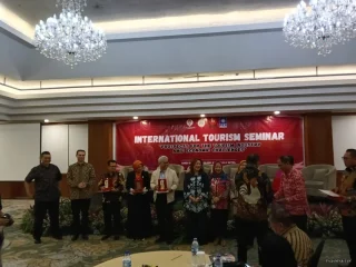 Program Doktor Ilmu Komunikasi Universitas Sahid. Dorong Strategi Baru untuk Perkuat Pariwisata Indonesia di Tengah Tekanan Ekonomi Global I PojokPublik