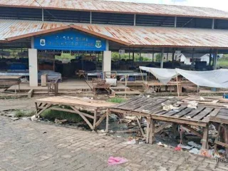 Lapangan Penuh, Pedagang Pasar Semi Lebak Pilih Jualan di Luar Gedung, Omzet menurun