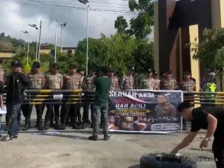 Hukum Tak Boleh Takluk ke Jabata: Aksi di Polda Sulbar Soal Kasus Kapolres