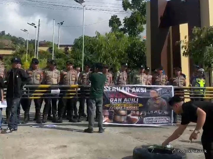 Hukum Tak Boleh Takluk ke Jabata: Aksi di Polda Sulbar Soal Kasus Kapolres 7 Hukum Tak Boleh Takluk ke Jabata: Aksi di Polda Sulbar Soal Kasus Kapolres I PojokPublik