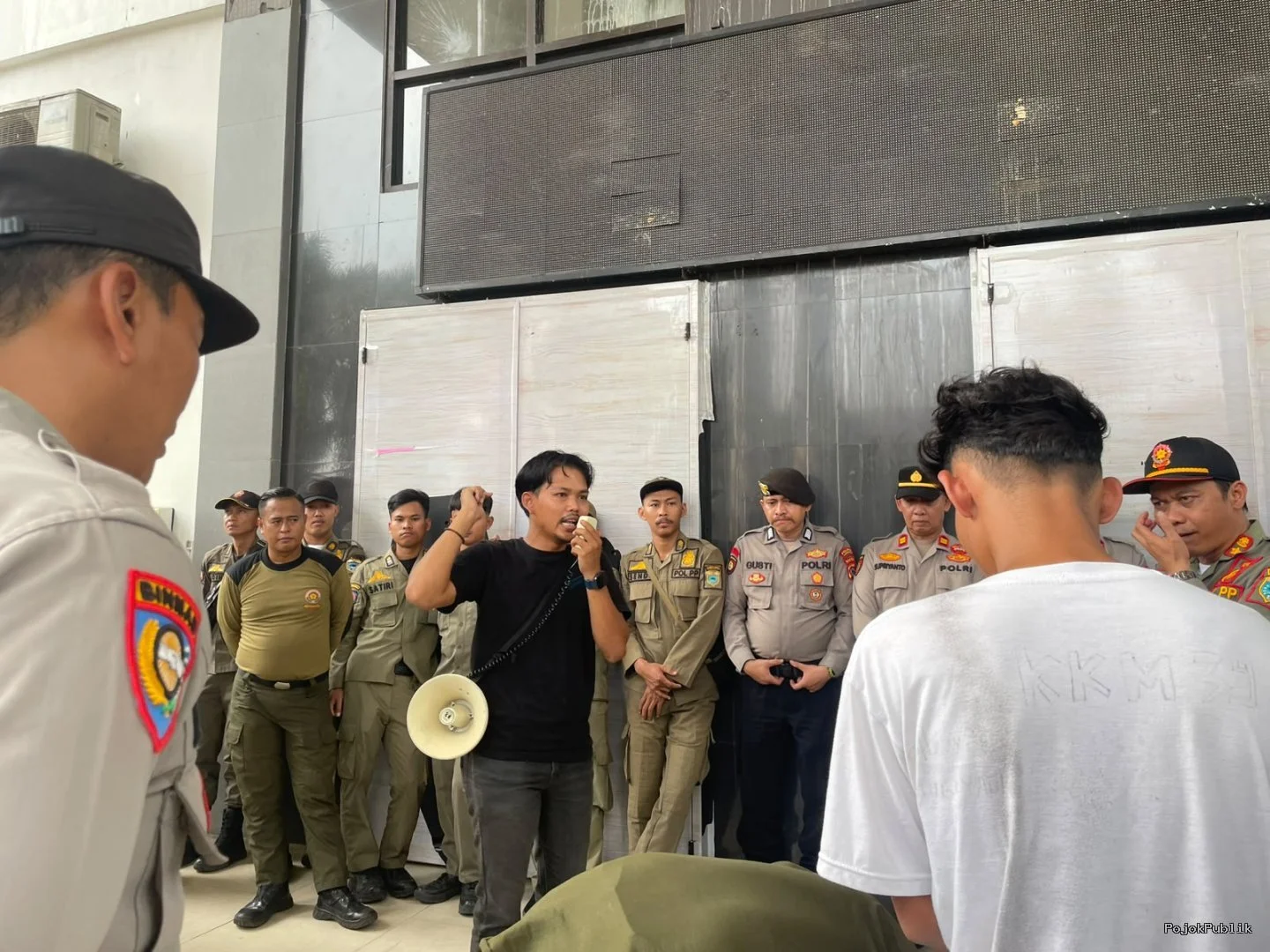 BERDASARKAN LHP BPK, AMP3 GERUDUK KANTOR BUPATI DAN BPKD PANDEGLANG DESAK USUT HILANGNYA UANG KAS PEMDA Rp25 MILIAR 7 BERDASARKAN LHP BPK, AMP3 GERUDUK KANTOR BUPATI DAN BPKD PANDEGLANG DESAK USUT HILANGNYA UANG KAS PEMDA Rp25 MILIAR I PojokPublik