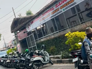 Bahu Jalan Lebak Dipakai Parkir Aktivis KONAMI Desak Tutup Perusahaan Yang Melanggar Aturan