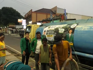 Peduli Dampak Kemarau, Ketua Fraksi PPP Lebak Asep Nuh dan Anggota Fraksi Adiwinata Kusuma Salurkan Bantuan Air Bersih untuk Warga Bintangresm
