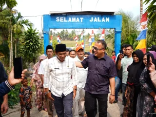 Tak Menunggu Negara, Swadaya Warga Mekarsari Bangun Jembatan — Orok Menes: Semangat yang Harus Dicontoh