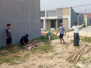 Warga Perumahan Mutiara Mabu Gelar Gotong Royong Bersihkan Lingkungan I PojokPublik