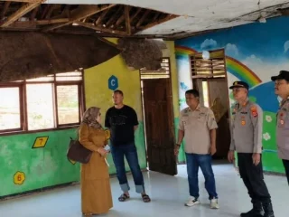 ‎Kapolsek Gunungkencana Bersama Kepala Desa dan Korwil Pendidikan Tinjau Kondisi PAUD Izzaturrahman, Salurkan Bantuan Plafon