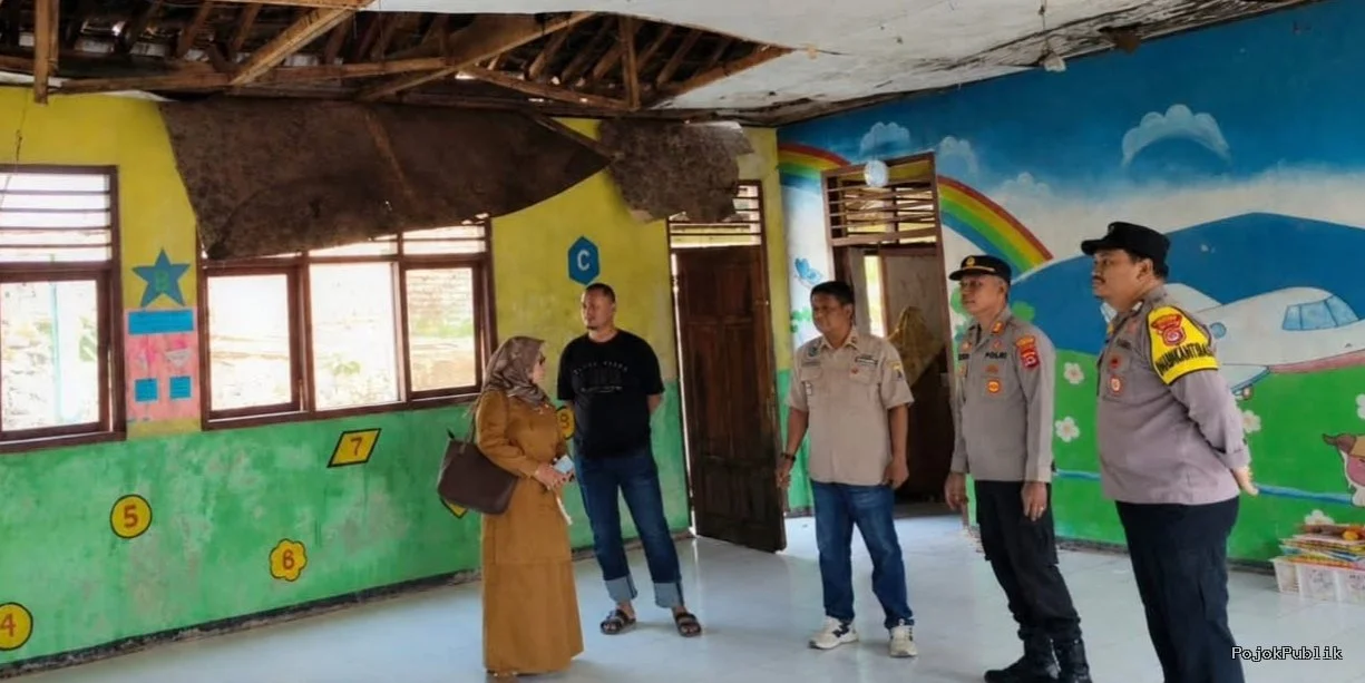 Kapolsek Gunungkencana Bersama Kepala Desa dan Korwil Pendidikan Tinjau Kondisi PAUD Izzaturrahman, Salurkan Bantuan Plafon 1 Kapolsek Gunungkencana Bersama Kepala Desa dan Korwil Pendidikan Tinjau Kondisi PAUD Izzaturrahman, Salurkan Bantuan Plafon I PojokPublik