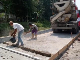 Warga Bojong Menteng Lakukan Perawatan Jalan Inspeksi D.I. Proyek Rehabilitasi Jaringan Utama Cisangu Bawah I PojokPublik