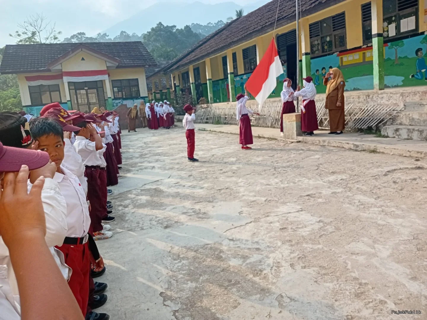 Pimpin Upacara di SDN Cisitu, Moh Khiar Hamizan Hadirkan Momen Bangga dan Haru bagi Orang Tua 7 Pimpin Upacara di SDN Cisitu, Moh Khiar Hamizan Hadirkan Momen Bangga dan Haru bagi Orang Tua I PojokPublik