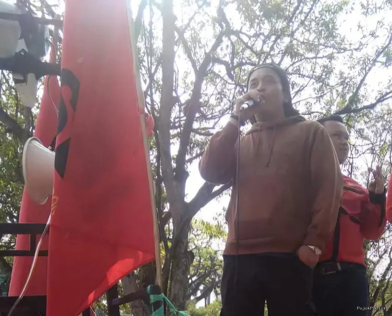 Koordinator Buruh SEBUMI Indonesia Carlianto Soroti Dugaan Praktik Outsourcing di PT Mayora Cadasari, Desak Kepastian Status Kerja Pekerja 7 Koordinator Buruh SEBUMI Indonesia Carlianto Soroti Dugaan Praktik Outsourcing di PT Mayora Cadasari, Desak Kepastian Status Kerja Pekerja I PojokPublik