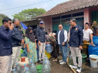 Warga Kasemen Andalkan Bantuan Air Bersih Karang Taruna Banten