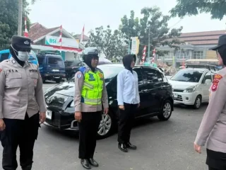 Polwan Polres Lebak Hadir Amankan Salat Jum,at