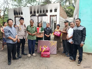 Peduli Warga Terdampak Kebakaran, Kapolsek Cimarga Bersama Camat dan TKSK Salurkan Bantuan di Desa Sudamanik I PojokPublik