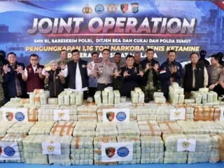 Hadiah Dua Tahun Pemerintahan Prabowo, Ombudsman Puji Kinerja Kapolri Bongkar Narkoba Raksasa I PojokPublik